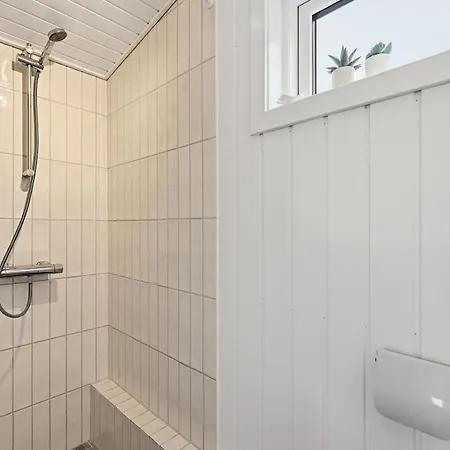 Sommerhusidyl Med Vildmarksbad, Og Udebruser *