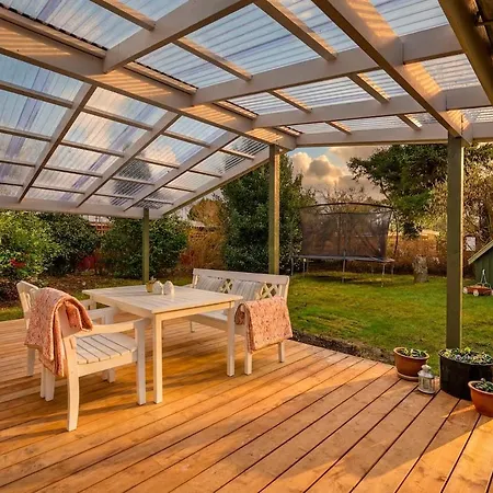 Sommerhusidyl Med Vildmarksbad, Og Udebruser Tatil Evi