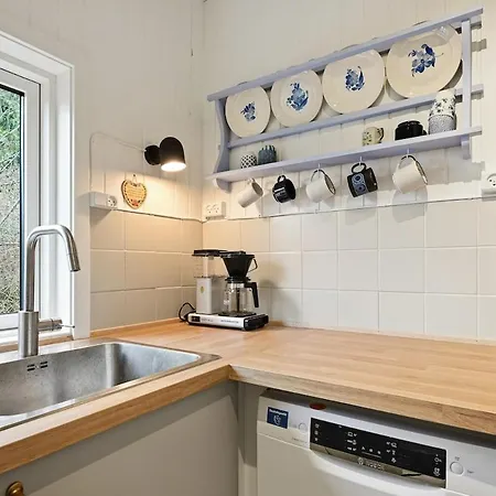 Tatil Evi Sommerhusidyl Med Vildmarksbad, Og Udebruser Jægerspris