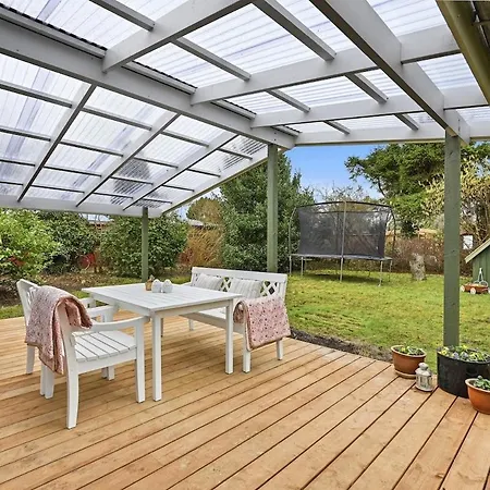 Tatil Evi Sommerhusidyl Med Vildmarksbad, Og Udebruser *