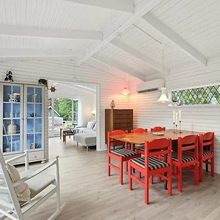 Sommerhusidyl Med Vildmarksbad, Og Udebruser 펜션