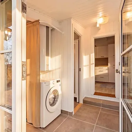 Sommerhusidyl Med Vildmarksbad, Og Udebruser *