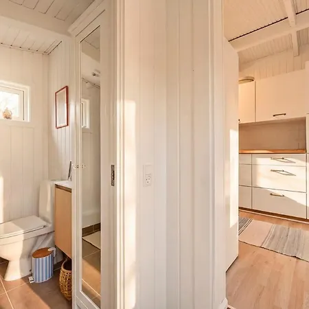 Sommerhusidyl Med Vildmarksbad, Og Udebruser *